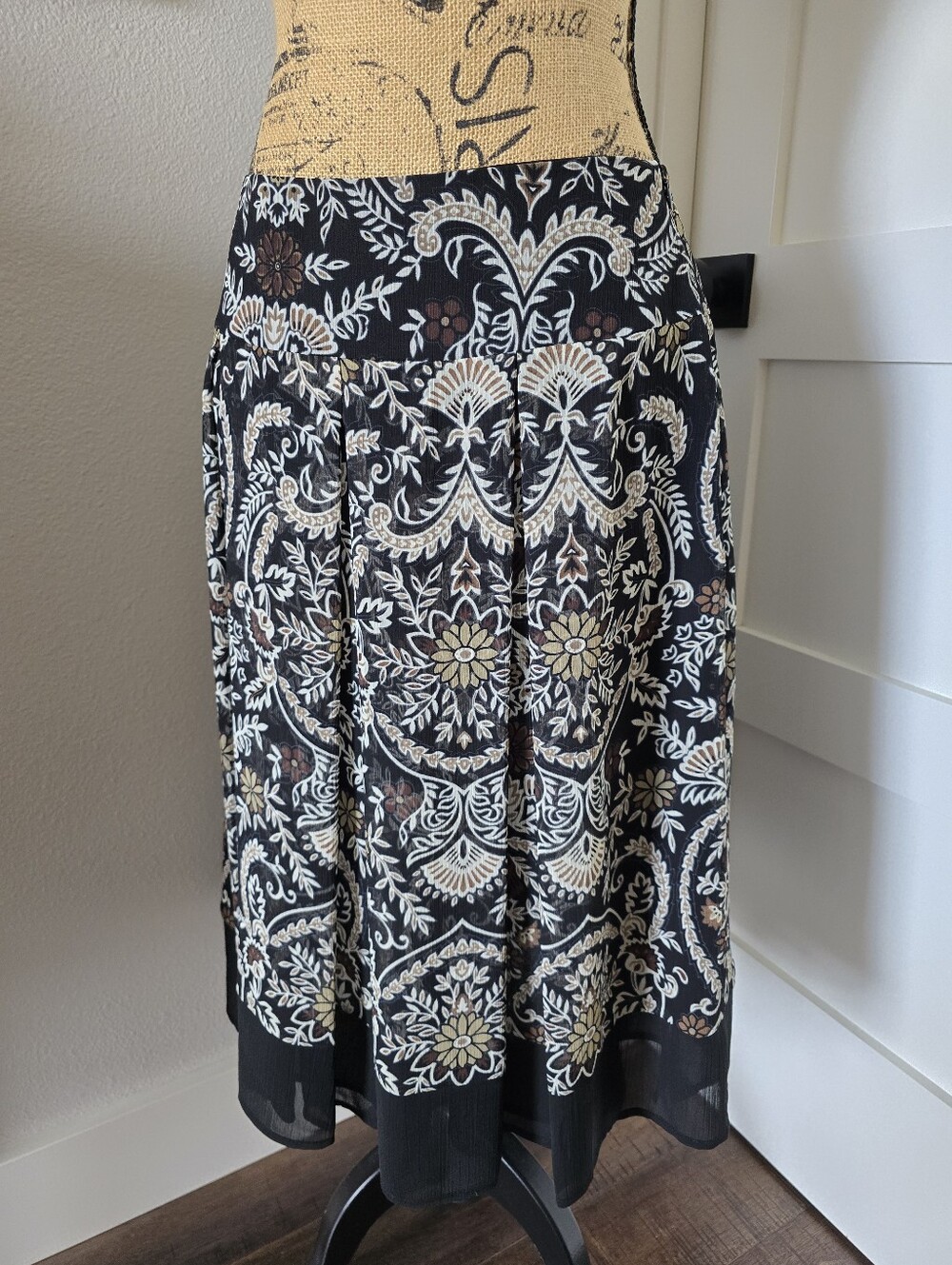 Worthington Knee Length Skirt Size 8. Large Pleats. Lining. NWOT